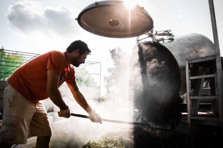 Benjamin chargeant la cuve de distillation